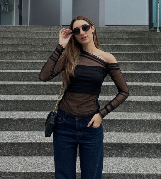 Blusa malla hombro caido negra