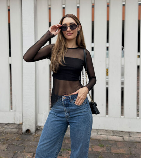 Blusa malla asimetrica negra