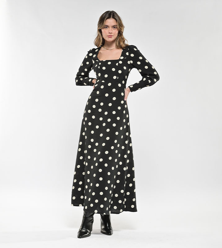 Vestido Largo Negro Cuello Cuadrado Puntos