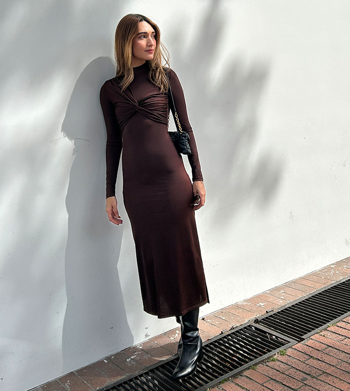 Vestido Midi Café Oscuro Drapeado - Imagen 5